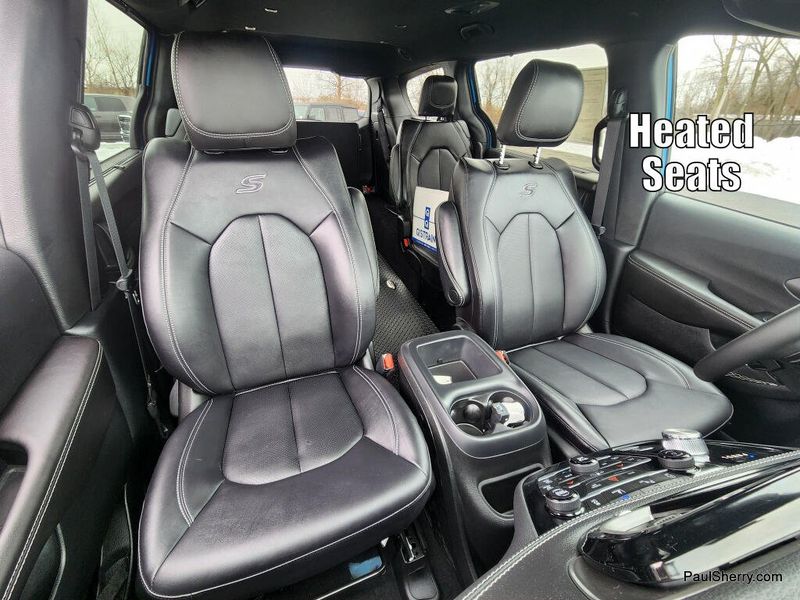 New 2026 Chrysler Pacifica Select