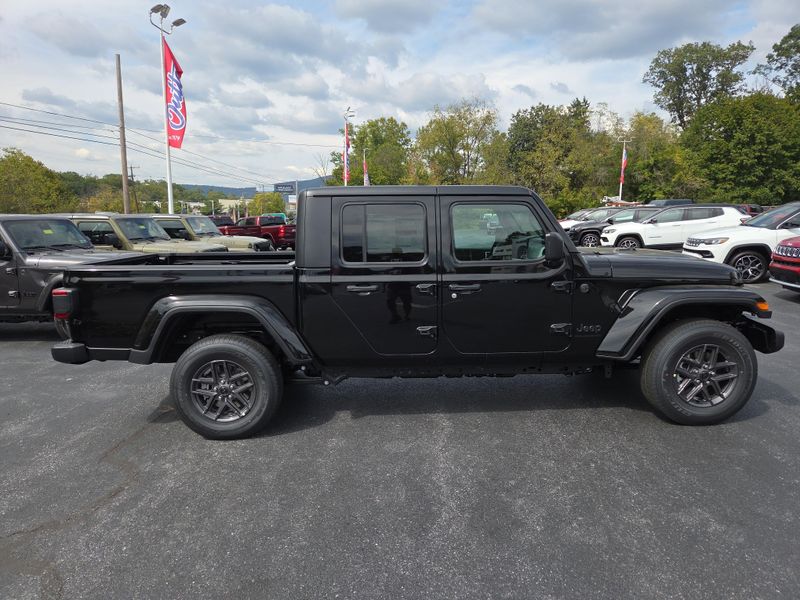 2025 Jeep Gladiator Sport S photo 2