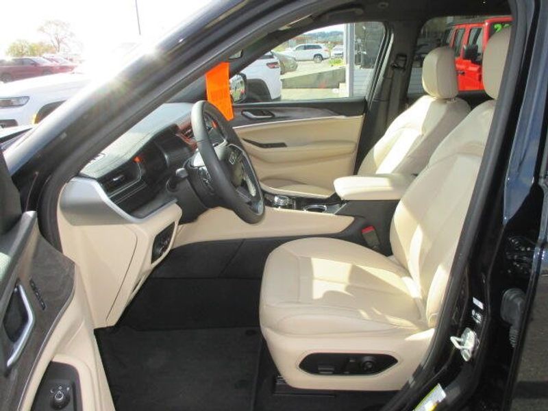 Used 2024 Jeep Grand Cherokee LimitedImage 16