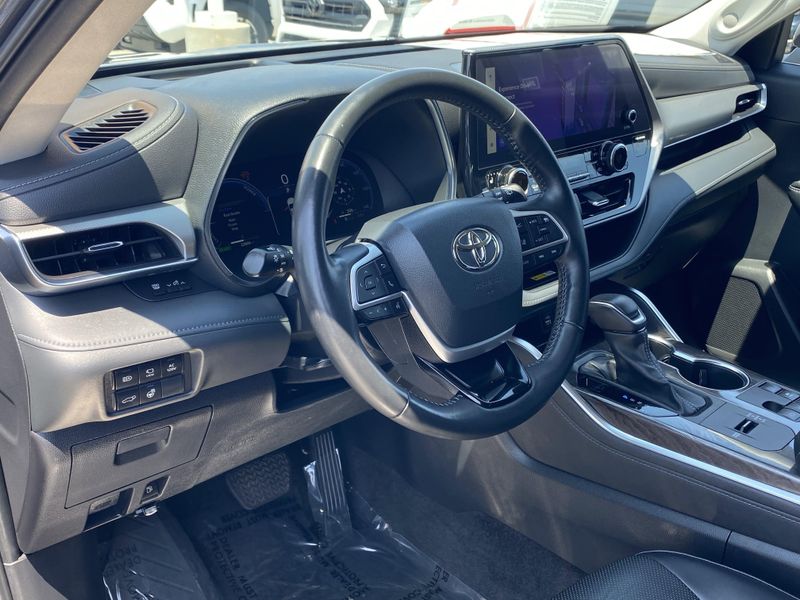 Used 2023 Toyota Highlander PlatinumImage 16