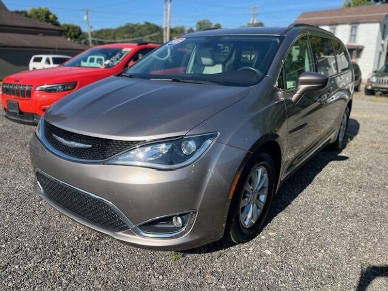 Used 2017 Chrysler Pacifica Image 1