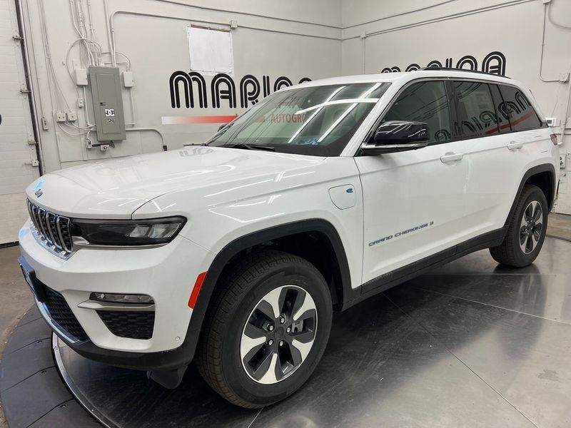 2022 Jeep Grand Cherokee 4xe in a Bright White Clear Coat exterior color and Global Blackinterior. Marina Chrysler Dodge Jeep RAM (855) 616-8084 marinadodgeny.com 