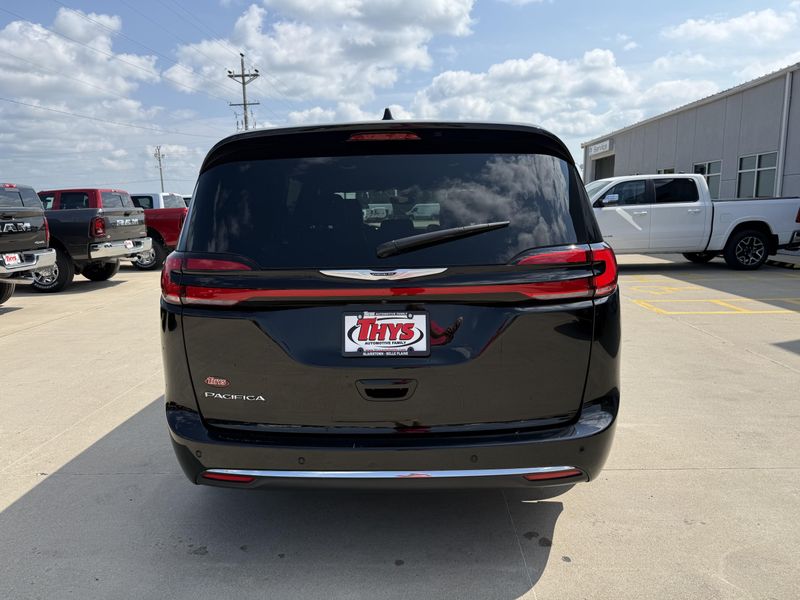 Used 2025 Chrysler Pacifica SelectImage 35