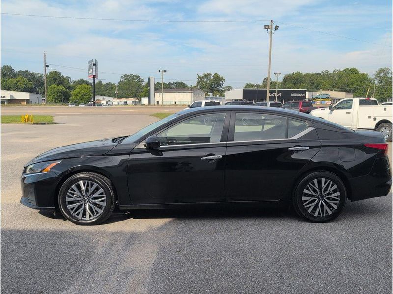Used 2023 Nissan Altima 2.5 SVImage 2
