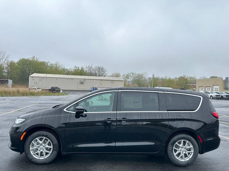 2025 Chrysler Pacifica SelectImage 4