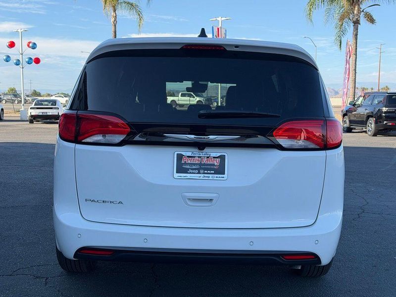 New 2027 Chrysler Pacifica LXImage 5