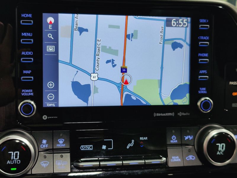 2021 Toyota Highlander Hybrid XLE AWD w/Sunroof/NavImage 8