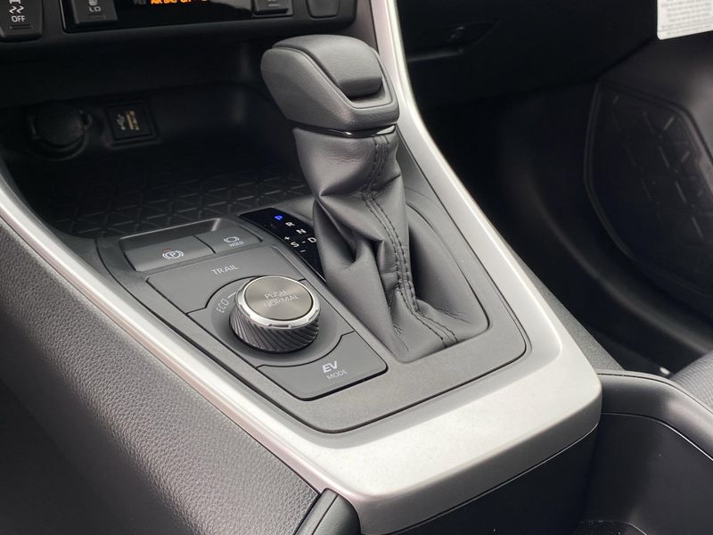 New 2025 Toyota RAV4 Hybrid XLEImage 18