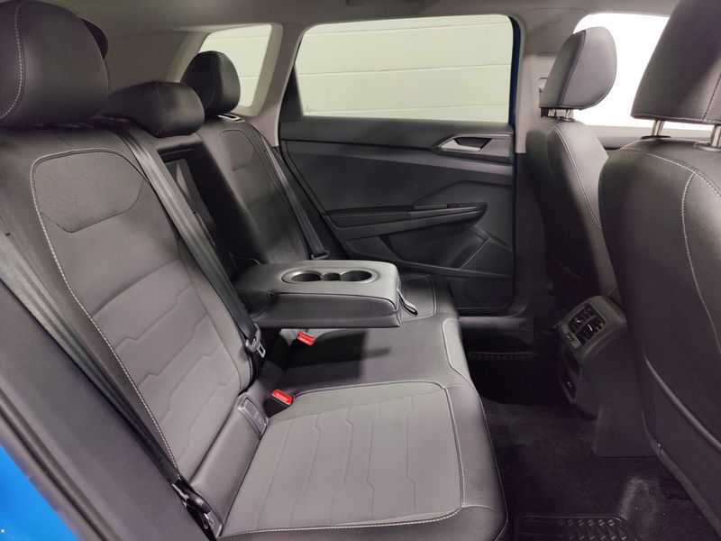 Used 2025 Volkswagen Taos SE Black AWD w/SunroofImage 16