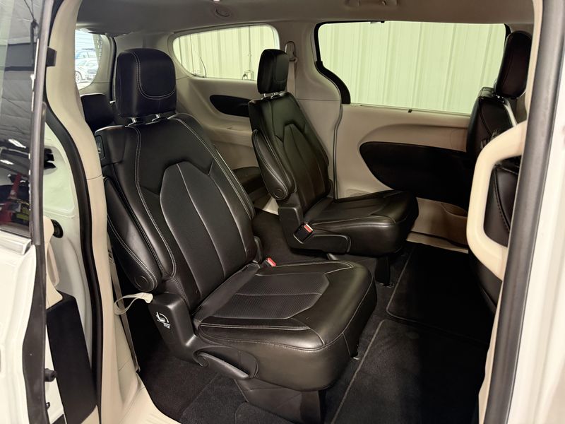 Used 2023 Chrysler Pacifica Touring LImage 8