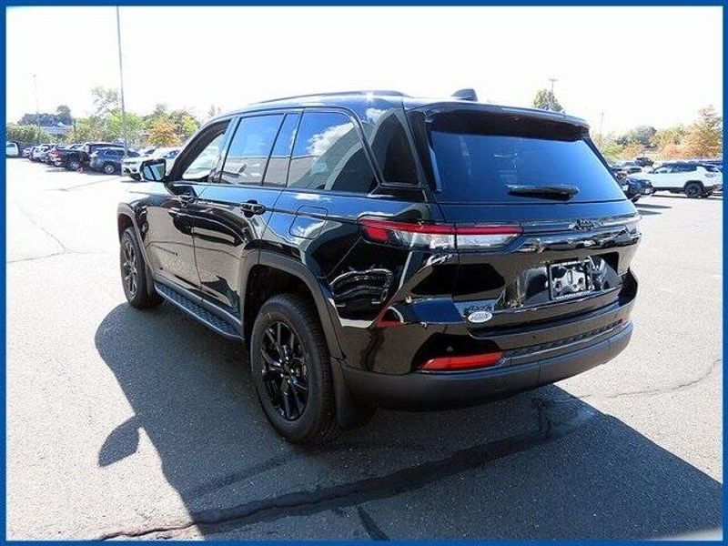 2025 Jeep Grand Cherokee Altitude photo 4