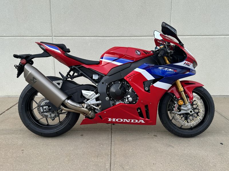 2025 Honda CBR1000RRR FIREBLADE SPImage 2