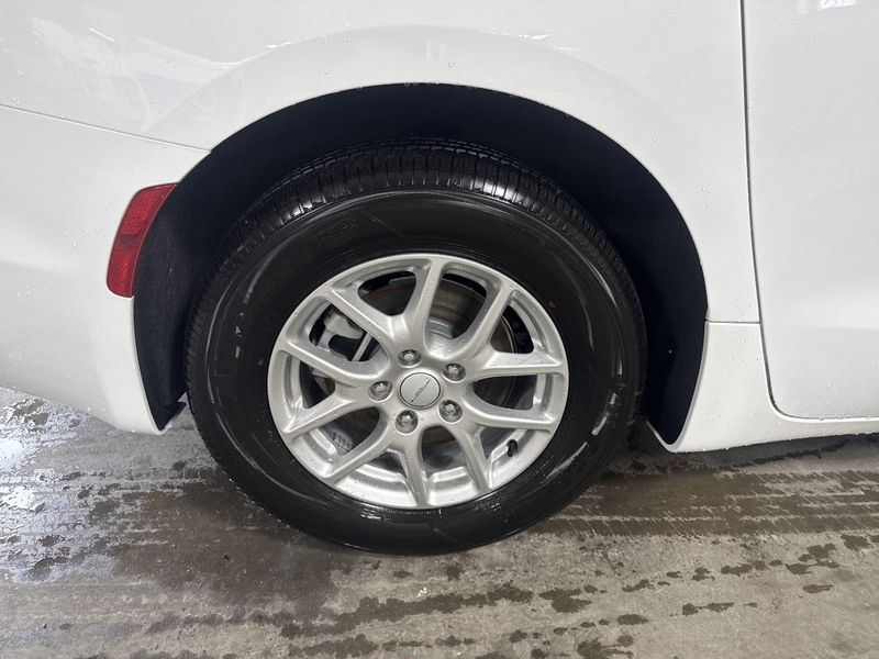 New 2027 Chrysler Pacifica SelectImage 7