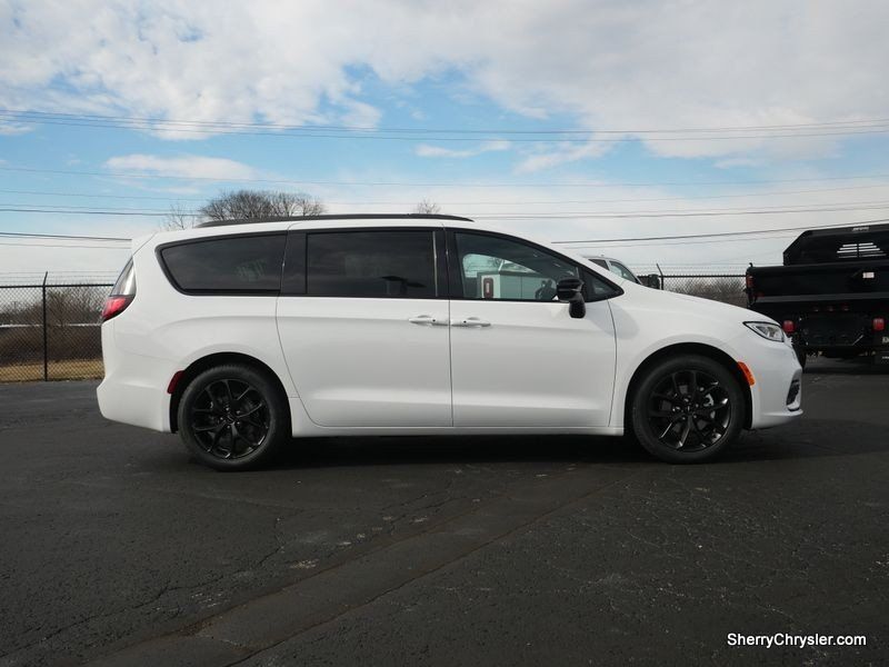 2024 Chrysler Pacifica Touring LImage 13