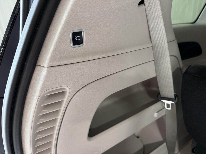 Used 2023 Chrysler Pacifica Touring LImage 6