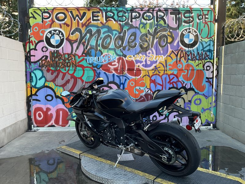 Used 2025 Yamaha YZF-R1 Image 7