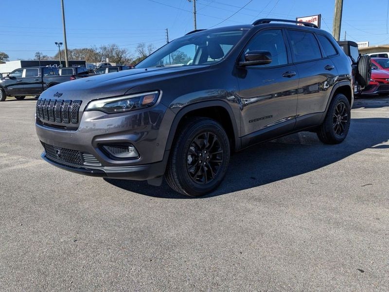 2023 Jeep Cherokee Altitude Lux 4x4 in a Granite Crystal Metallic Clear Coat exterior color and Blackinterior. Johnson Dodge 601-693-6343 pixelmotiondemo.com 