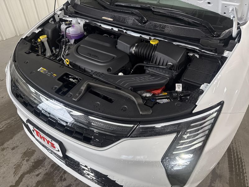 New 2027 Chrysler Pacifica SelectImage 17