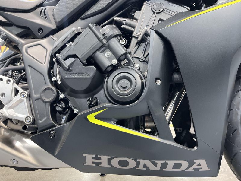 New 2026 Honda CBR650R E-CLUTCH Image 16