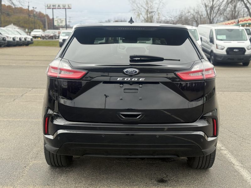 2022 Ford Edge ST photo 2