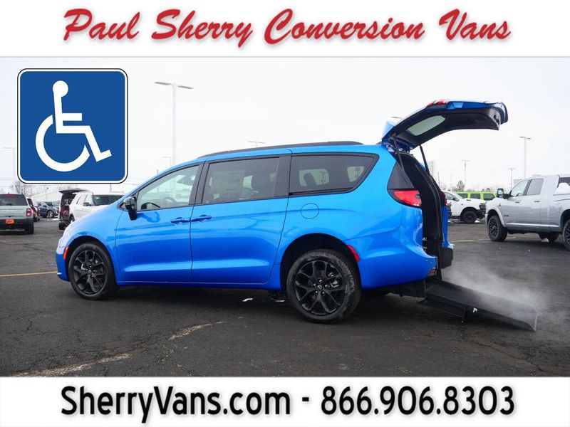 New 2026 Chrysler Pacifica Select