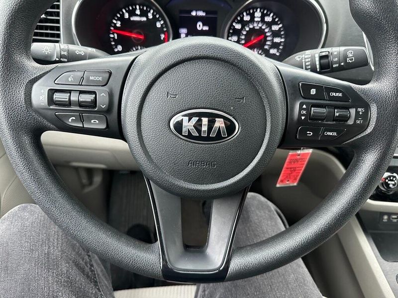 2020 Kia Sedona LXImage 3