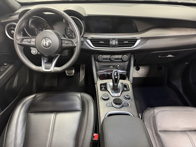Used 2023 Alfa Romeo Stelvio Ti AWD w/Sunroof & NavImage 4