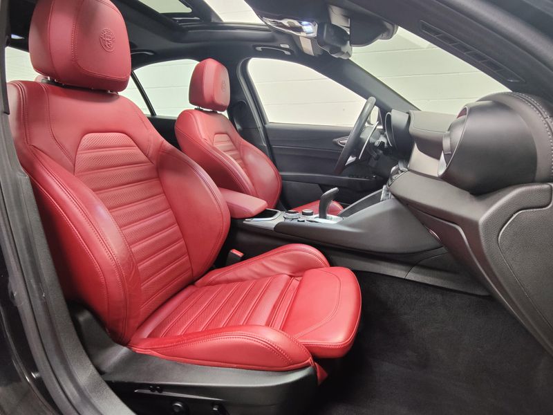 Used 2022 Alfa Romeo Giulia Veloce Premium AWD w/Sunroof/navImage 5