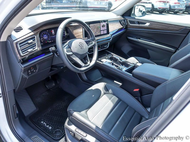 2024 Volkswagen Atlas SEL photo 9
