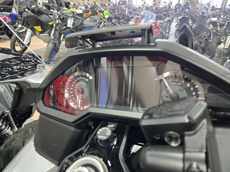 New 2025 Honda GOLD WING TOUR LIGHT SILVER METALLIC Image 9