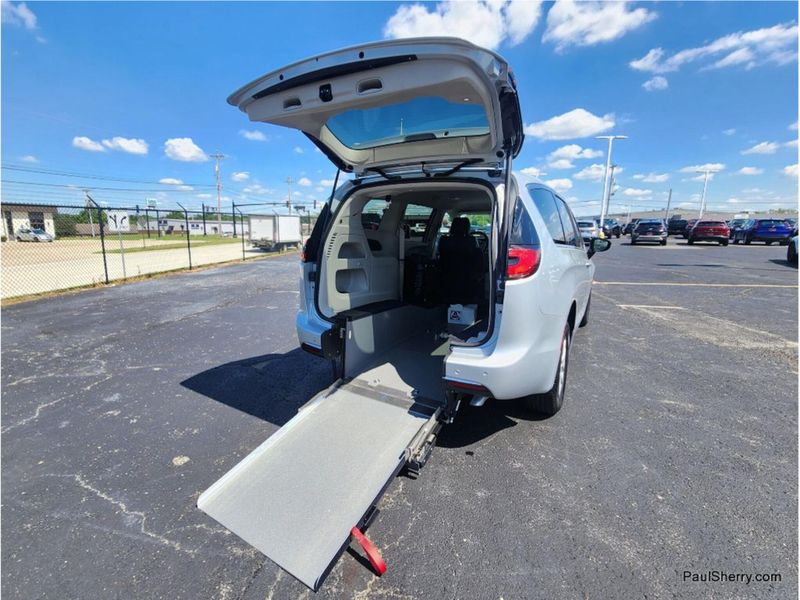 Used 2024 Chrysler Pacifica Touring L