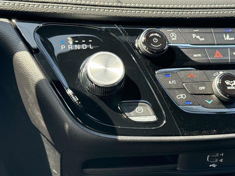 New 2027 Chrysler Pacifica Select Awd