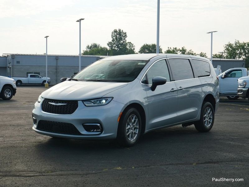 2023 Chrysler Pacifica TouringImage 12