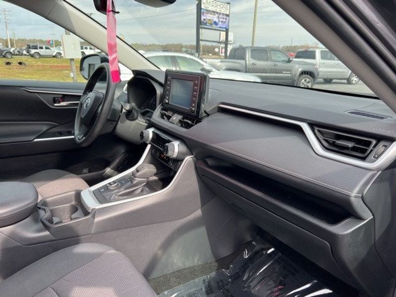 2019 Toyota RAV4 Hybrid XLEImage 27