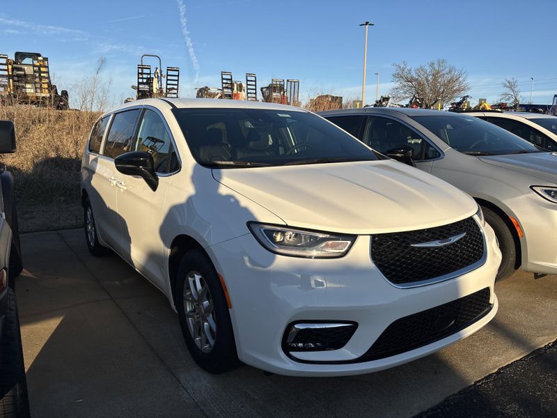 New 2026 Chrysler Pacifica SelectImage 3