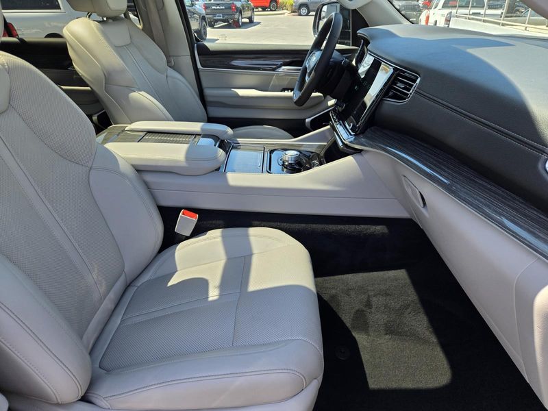 2022 Jeep Wagoneer Series II 4x2