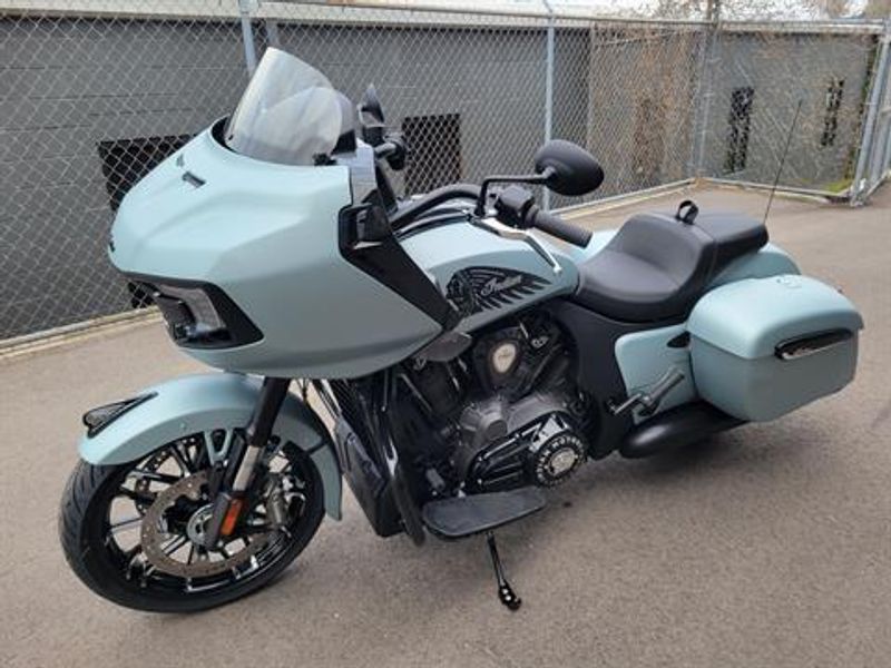 2025 Indian Motorcycle CHALLENGER DARK HORSE 112 RA WITH POWERBAND AUDIO PACKAGE FROST SILVER SMOKE Image 2