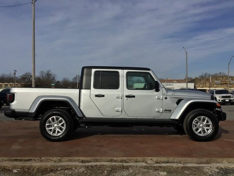 2023 Jeep Gladiator SportImage 6