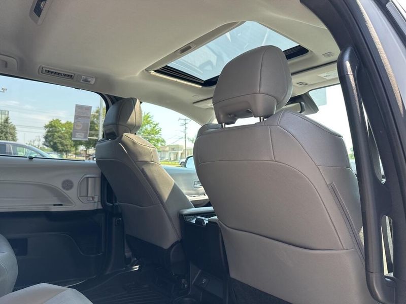 2025 Toyota Sienna XLEImage 19