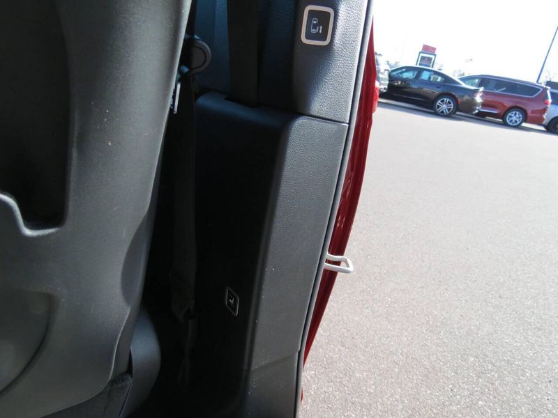 New 2026 Chrysler Pacifica Select AwdImage 16