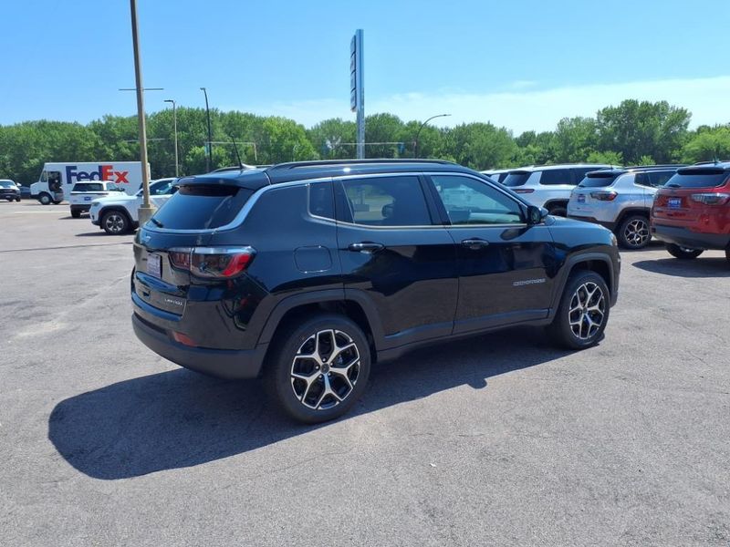 2025 Jeep Compass Limited photo 3