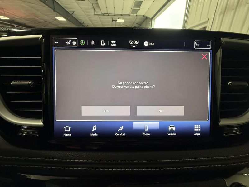 Used 2024 Chrysler Pacifica Touring LImage 27