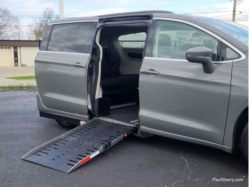 Used 2022 Chrysler Pacifica Touring L