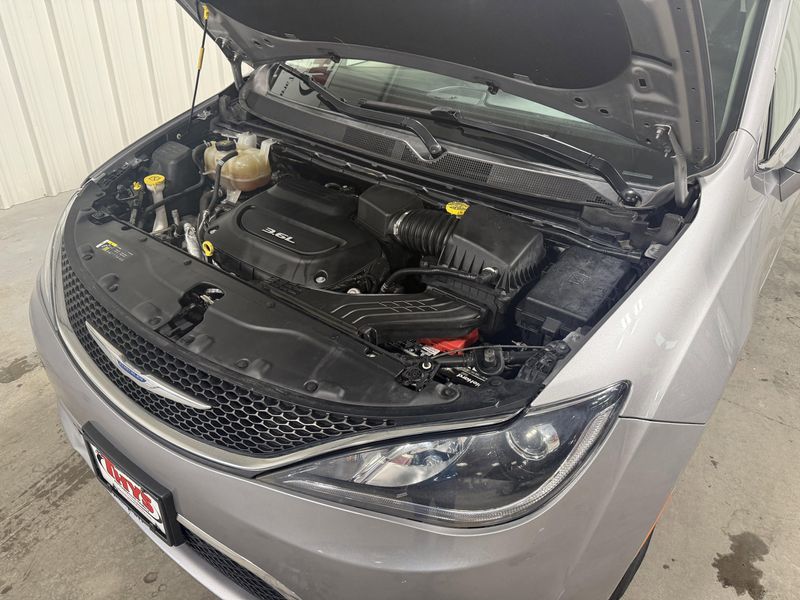 Used 2018 Chrysler Pacifica Touring LImage 17