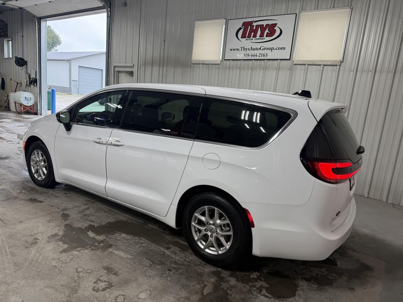 Used 2024 Chrysler Pacifica Touring LImage 14