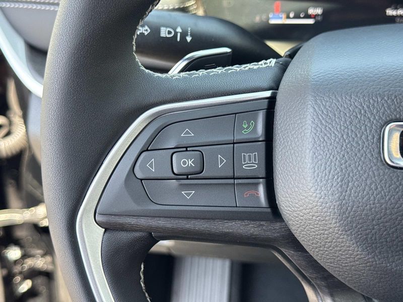 New 2026 Jeep Grand Cherokee Laredo Altitude 4x2