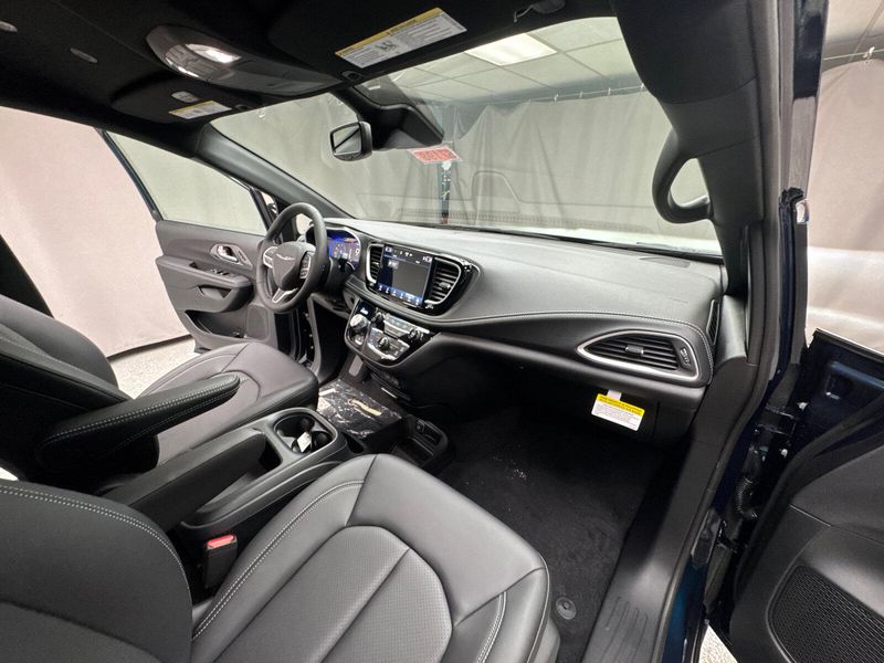 2025 Chrysler Pacifica SelectImage 23