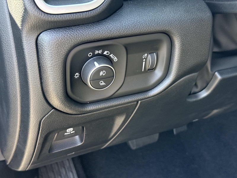 New 2026 RAM 1500 Express Crew Cab 4x4 5'7' Box