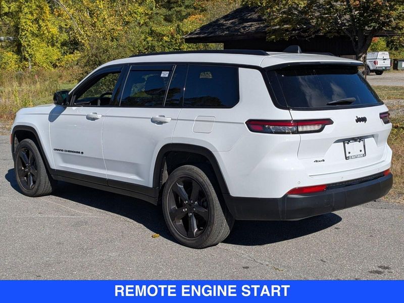 2023 Jeep Grand Cherokee Altitude photo 3