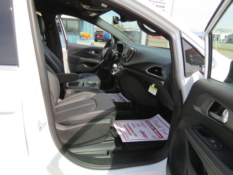 New 2026 Chrysler Voyager LxImage 17